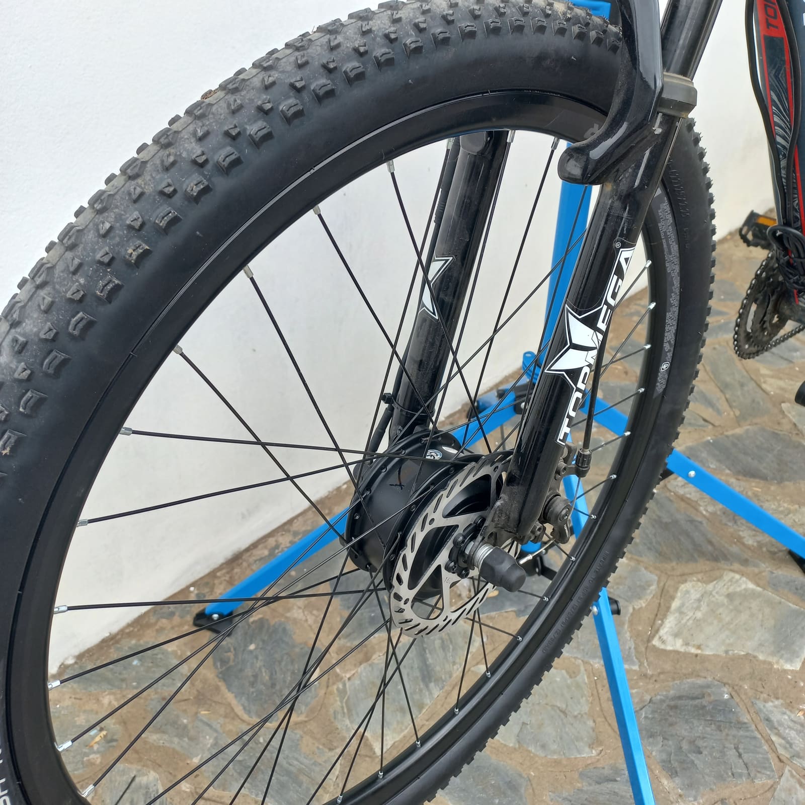 Kit de conversión de bici eléctrica instalado